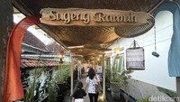 Koridor samping Umaeh Inyong mengantarkan pengunjung saat masuk maupun saat berpamitan pulang.