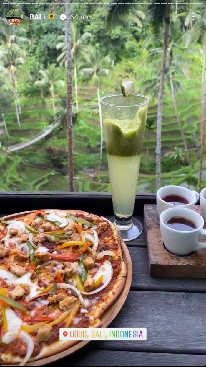 Via Vallen Makan Bareng Tunangan dan Ngopi di Bali Via Vallen Makan Bareng Tunangan dan Ngopi di Bali