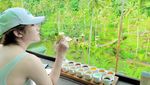 Intip Momen Via Vallen Makan Bareng Tunangan dan Ngopi di Bali