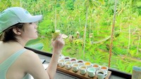 Seperti saat di Bali, Via mencoba menikmati ragam kopi di kawasan Ubud. Terlihat ada beberapa cangkir kopi yang siap dinikmati Via. Foto: instagram @viavallen