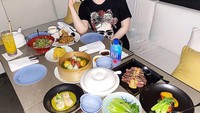 Makan di restoran, Via memilih menu steak. Makanan yang disajikan ini siap jadi santapan makan malam. Wah banyak juga ya makannya! Foto: instagram @viavallen