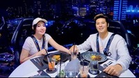 Via Vallen dan Chevra memang sebelumnya tak pernah mengumbar kemesraan. Di instagram mereka juga tak terlihat momen bersama. Namun ada satu momen yang menunjukkan keduanya makan malam romantis di restoran berkonsep sky dining. Foto: instagram @viavallen