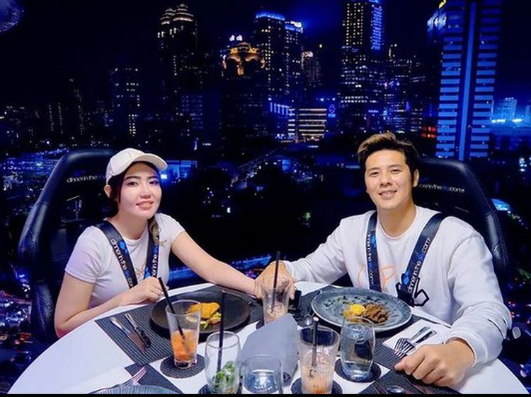 Intip Momen Via Vallen Makan Bareng Tunangan dan Ngopi di Bali