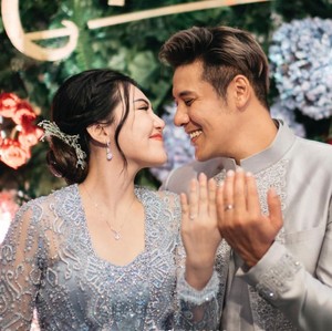 5 Gaya Via Vallen Tunangan dengan Chevra Yolandi, Cantik Berkebaya & Sanggul 5 Gaya Via Vallen Tunangan dengan Chevra Yolandi, Cantik Berkebaya & Sanggul