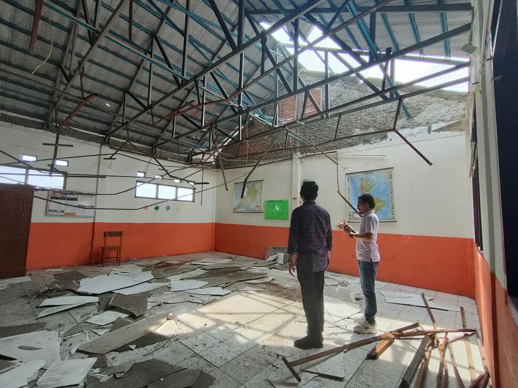 Wakil Ketua DPRD Depok Hendrik Tangke Allo (berbaju kemeja kotak-kotak) meninjau SDN Pancoranmas 3 yang atapnya ambruk. Rabu (11/9/2022).