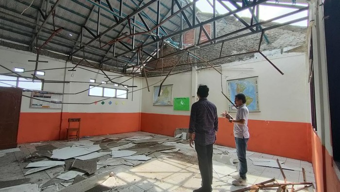 Wakil Ketua DPRD Depok Hendrik Tangke Allo (berbaju kemeja kotak-kotak) meninjau SDN Pancoranmas 3 yang atapnya ambruk. Rabu (11/9/2022).