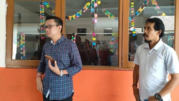 Wakil Ketua DPRD Depok Hendrik Tangke Allo (berbaju kemeja kotak-kotak) meninjau SDN Pancoranmas 3 yang atapnya ambruk. Rabu (11/9/2022).