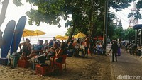 Pedagang berativitas seperti biasa di Pantai Kuta, Bali. Peraturan atau kebijakan baru yang kemudian dituangkan dalam bentuk surat edaran (SE) tersebut merupakan keputusan paruman yang telah dilaksanakan pada Kamis (28/4/2022) di Natar Pura Bale Agung.  