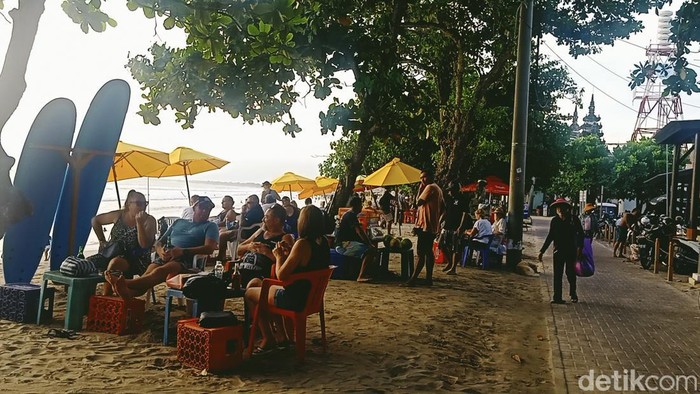 Peraturan baru resmi dikeluarkan Desa Adat Kuta menyikapi viralnya video turis asal Australia yang mengaku dilecehkan di Pantai Kuta beberapa waktu lalu.