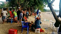 Bendesa Adat Kuta, I Wayan Wasista saat ditemui detikbali pada Selasa (10/5/2022) menyebutkan, sejumlah aturna baru  itu wajib dipatuhi seluruh pedagang Pantai Kuta.   