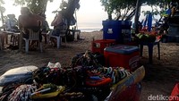 Peraturan lainnya, imbuh Wasista, yakni pedagang diharuskan menjual satu jenis dagangan, tidak boleh lebih.  Menurutnya, beberapa aturan itu telah diberlakukan mulai 6 Mei 2022 hingga batas waktu yang belum ditentukan sembari juga menunggu selesainya penataan pantai.  