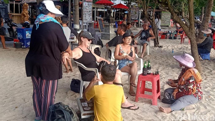 Peraturan baru resmi dikeluarkan Desa Adat Kuta menyikapi viralnya video turis asal Australia yang mengaku dilecehkan di Pantai Kuta beberapa waktu lalu.