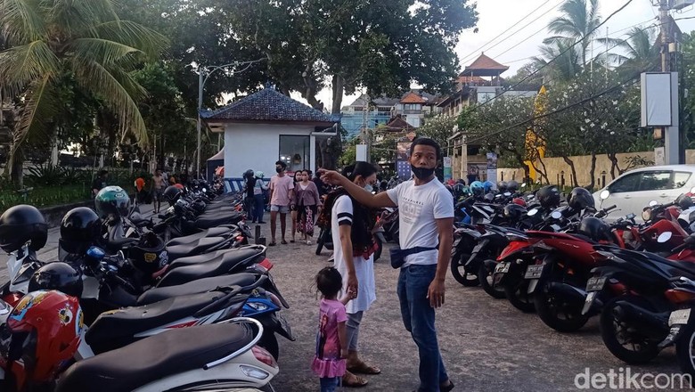 Warning! Desa Adat Bali Keluarkan Aturan Untuk Pedagang di Pantai Kuta Peraturan baru resmi dikeluarkan Desa Adat Kuta menyikapi viralnya video turis asal Australia yang mengaku dilecehkan di Pantai Kuta beberapa waktu lalu.