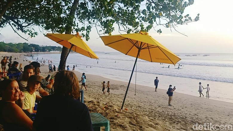 Warning! Desa Adat Bali Keluarkan Aturan Untuk Pedagang di Pantai Kuta Peraturan baru resmi dikeluarkan Desa Adat Kuta menyikapi viralnya video turis asal Australia yang mengaku dilecehkan di Pantai Kuta beberapa waktu lalu.