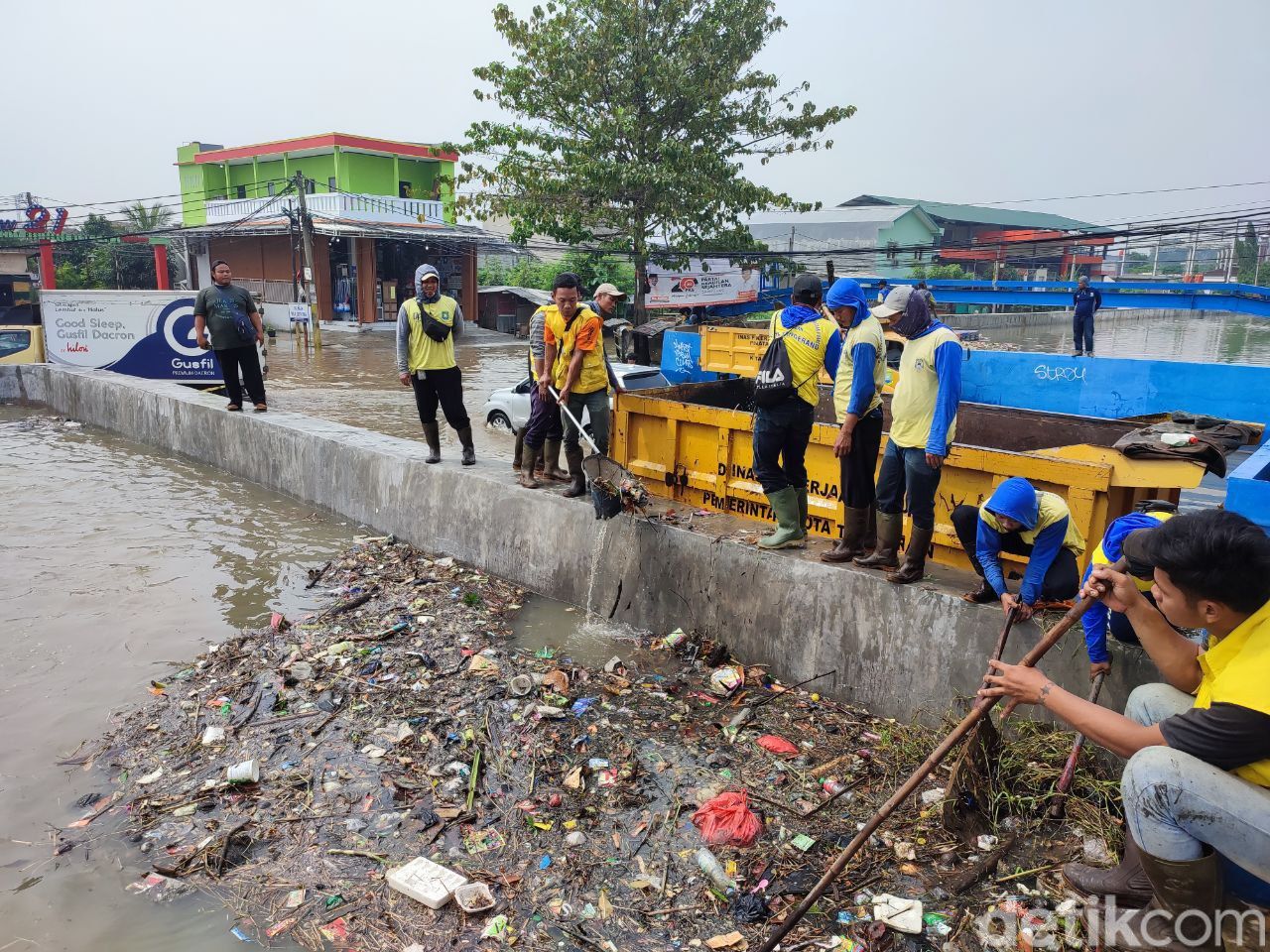 Wilayah Gembor, Tangerang, tergenang banjir setelah hujan deras semalam. Tinggi air masih sekitar 60 cm. (Nahda RU/detikcom)