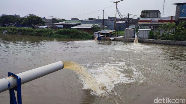 Wilayah Gembor, Tangerang, tergenang banjir setelah hujan deras semalam. Tinggi air masih sekitar 60 cm. (Nahda RU/detikcom)