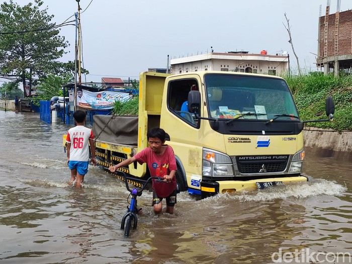Wilayah Gembor, Tangerang, tergenang banjir setelah hujan deras semalam. Tinggi air masih sekitar 60 cm. (Nahda RU/detikcom)