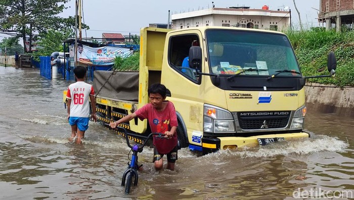 Wilayah Gembor, Tangerang, tergenang banjir setelah hujan deras semalam. Tinggi air masih sekitar 60 cm. (Nahda RU/detikcom)