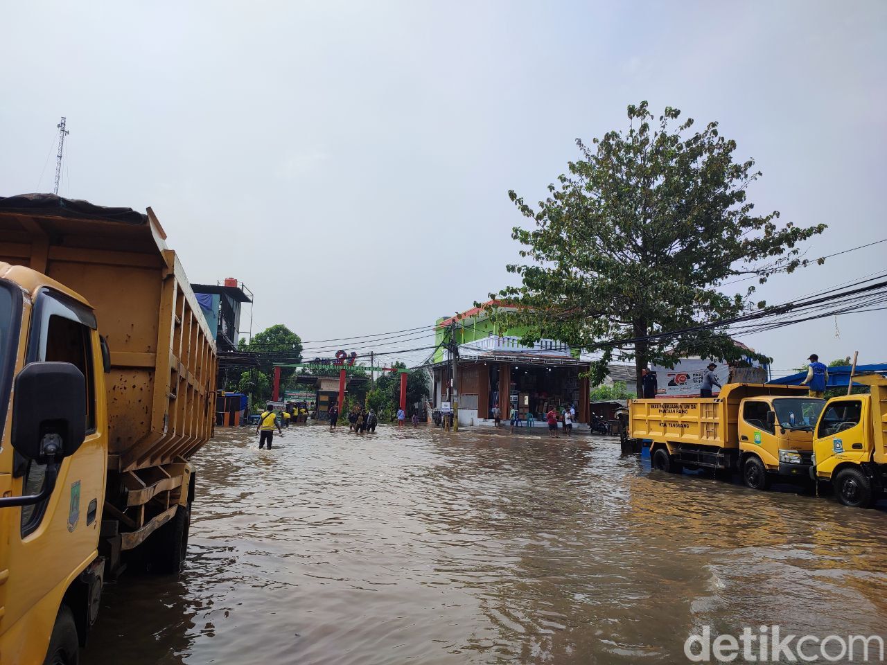 Wilayah Gembor, Tangerang, tergenang banjir setelah hujan deras semalam. Tinggi air masih sekitar 60 cm. (Nahda RU/detikcom)