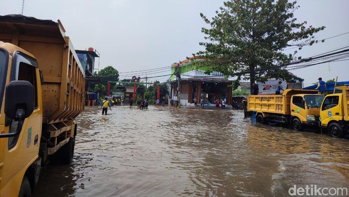 Wilayah Gembor, Tangerang, tergenang banjir setelah hujan deras semalam. Tinggi air masih sekitar 60 cm. (Nahda RU/detikcom)