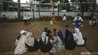 Area bermain anak seperti ayunan, jungkat-jungkit hingga perosotan dipenuhi anak-anak yang bermain pada fasilitas tersebut.