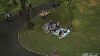 Sementara orang tua menggelar karpet maupun tikar di bawah rindangnya pohon di taman ini.