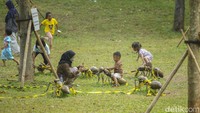 Tak hanya anak-anak yang tampak senang berada di kawasan taman itu, orang dewasa pun memanfaatkan spot estetik untuk mengabadikan momen dengan berfoto. 