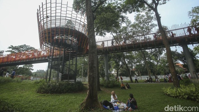 Taman Tebet Eco Park kini dimanfaatkan banyak warga untuk piknik sebagai alternatif wisata di Ibu Kota. Suasananya asri banget lho gaes.