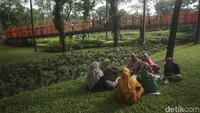 Sejumlah warga menggelar tikar di Taman Tebet Eco Park, Jakarta, Rabu (11/5/2022).