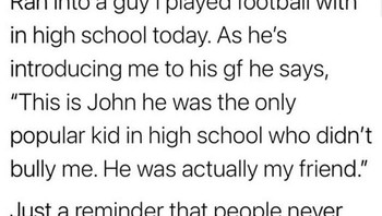 Kebaikan kecilmu mungkin akan diingat sebagai kebaikan besar bagi seseorang. Jangan suka bully orang lain. Ini adalah John, satu-satunya siswa populer di sekolah yang tidak mem-bully aku. Dia adalah temanku, kisah orang di cuitan ini ketika bertemu dengan teman yang tidak ia bully. Foto: Pritam Singh Rathore via Bored Panda