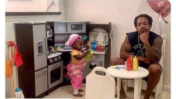 Ceritanya lagi review pelayanan di kafe-kafean sang anak, 20 menit habis untuk si anak nonton Paw Patrol. Tapi tetap senang kok, soalnya anaknya lucu. Secara keseluruhan, pelayanan konsumen bisa lebih baik, tapi kokinya cute, jadi aku akan memberinya kesempatan lagi. Foto: George Balzuck via Bored Panda