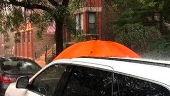 Sunroof-nya masih terbuka dan ada yang memberikan payungnya agar interior mobil aman dari hujan. Sungguh baik hati. Foto: Jennifer Mashiter via Bored Panda