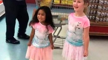 Pergi belanja dan sang anak tiba-tiba berseru kegirangan, Ayah, aku punya kembaran!. Mungkin dunia akan lebih baik jika kita melihat dari kacamata anak kecil. Foto: C Sitra via Bored Panda