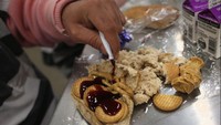 Beralih ke Phoenix, penjara Maricopa County Tent City Jail, menyajikan roti, biskuit, dan selai sebagai menu sarapan para napi di pagi hari. Mirip seperti menu bekal anak sekolah di Amerika. Foto: John Moore/Getty Images