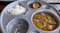 Mirip seperti nasi cadong di Indonesia, makanan penjara di Thailand pun biasanya berisi nasi putih, sayuran kuah, dan lauk pelengkap sederhana. Foto: mishvoinmotion