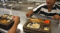 Di Phoenix, menu makan malam berisi kentang tumbuk kari daging, tambahan roti, hingga wortel rebus. Para narapidana makan bersama di aula seperti kantin yang disediakan di dalam penjara. Joshua Lott/Reuters