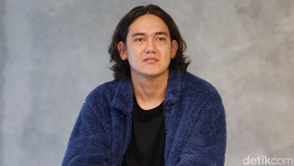 Adipati Dolken Ingin Menjadi Sutradara dan Ayah yang Baik Adipati Dolken Ingin Menjadi Sutradara dan Ayah yang Baik