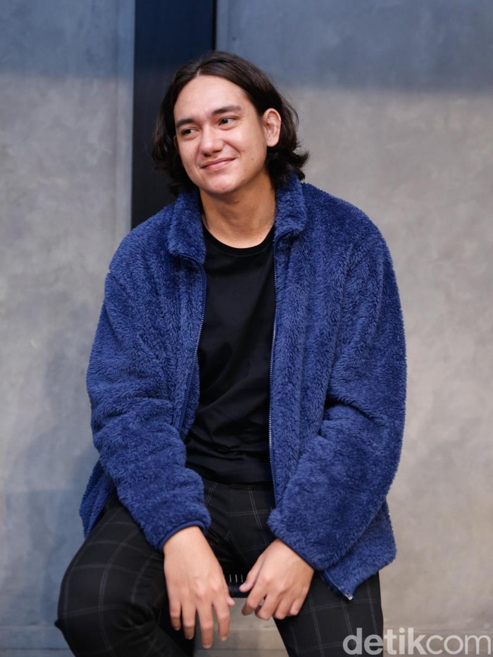 Adipati Dolken Adipati Dolken di acara media gathering Film Kambodja, kantor Falcon Pictures Duren Tiga Jakarta Selatan (11/5)