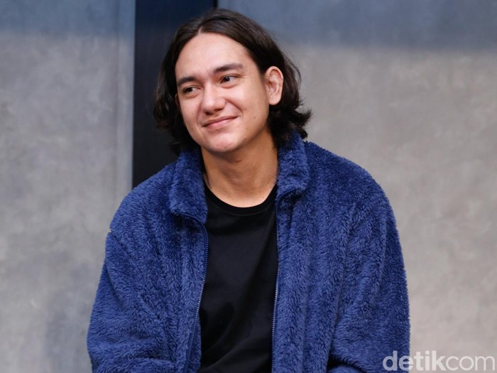 Adipati Dolken di acara media gathering Film Kambodja, kantor Falcon Pictures Duren Tiga Jakarta Selatan (11/5)