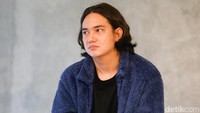 Adipati Dolken memerankan Bayu dalam film Kambodja. (foto: Noel/detikcom) 