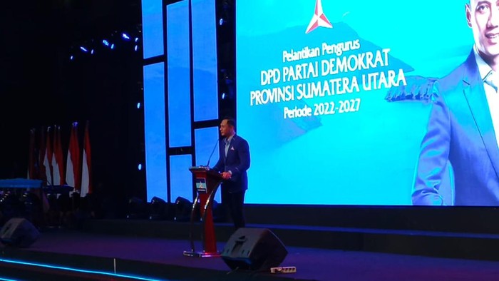Ketua Umum Partai Demokrat Agus Harimurti Yudhoyono (AHY) membanggakan Gubernur Sumatera Utara (Sumut) Edy Rahmayadi di depan seluruh kader Demokrat, Hotel Santika Dyandra, Kota Medan, Kamis (12/5/2022). Foto: Goklas Wisely/detikSumut