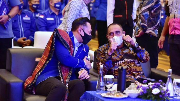 AHY dan Gubernur Sumut Edy Rahmayadi berbincang disela - sela pertemuan mereka di Medan.