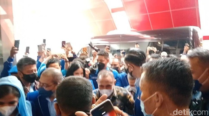 AHY Menunggu Kehadiran Gubsu Edy Rahmayadi saat hadiri acara PD Sumut
