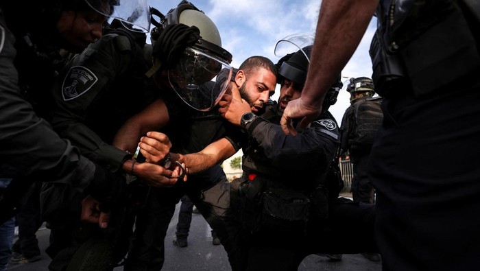 Kematian reporter Al Jazeera Shireen Abu Akleh memicu aksi unjuk rasa di Yerusalem. Bentrokan antara demonstran Palestina-polisi Israel tak terhindarkan.