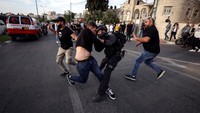 Sementara itu, aksi yang digelar di dekat rumah Shireen Abu Aqleh di kawasan Yerusalem itu berujung ricuh. Bentrokan antara demonstran Palestina dan pasukan keamanan Israel tak terhindarkan.