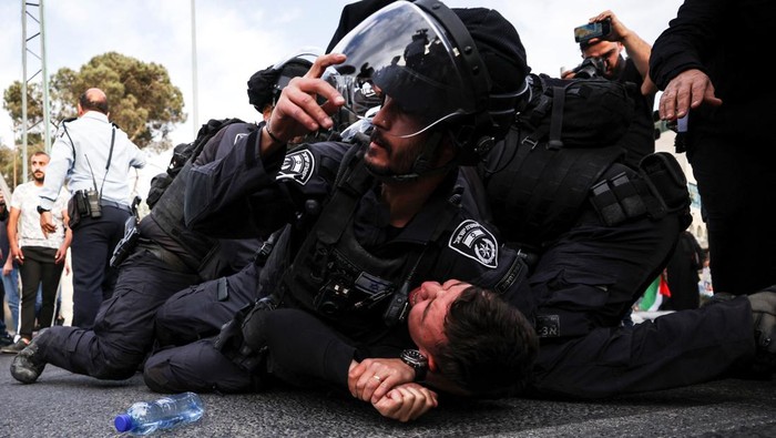 Aksi Solidaritas untuk Shireen Abu Akleh di Yerusalem Berujung Ricuh Kematian reporter Al Jazeera Shireen Abu Akleh memicu aksi unjuk rasa di Yerusalem. Bentrokan antara demonstran Palestina-polisi Israel tak terhindarkan.