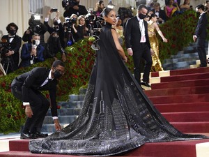 Kontroversi Jubah Alicia Keys di MET Gala, Jiplak Karya Desainer Malaysia?