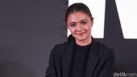 Sneakers hitam dengan tali putih menyempurnakan penampilan Amanda Rawles hari itu. (Foto: Palevi/detikcom)