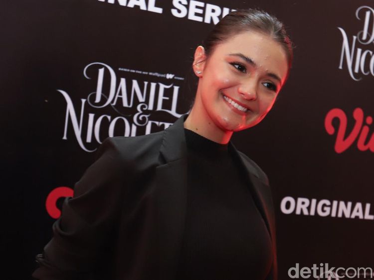 Senyum Manis Amanda Rawles