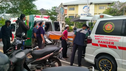 Proses pemindahan jenazah akibat ambulans ditabrak pemotor di Jalan Sunset Road, Kecamatan Kuta, Kabupaten Badung, Bali, pada Rabu (11/5/2022)